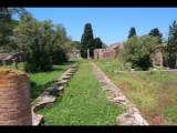 06511 ostia - regio iv - insula v - schola del traiano (iv,v,15) and domus (iv,v,16) - bli ri peristylium - in der mitte schmales wasserbecken - bli aus ri sueden - 05-2016.jpg